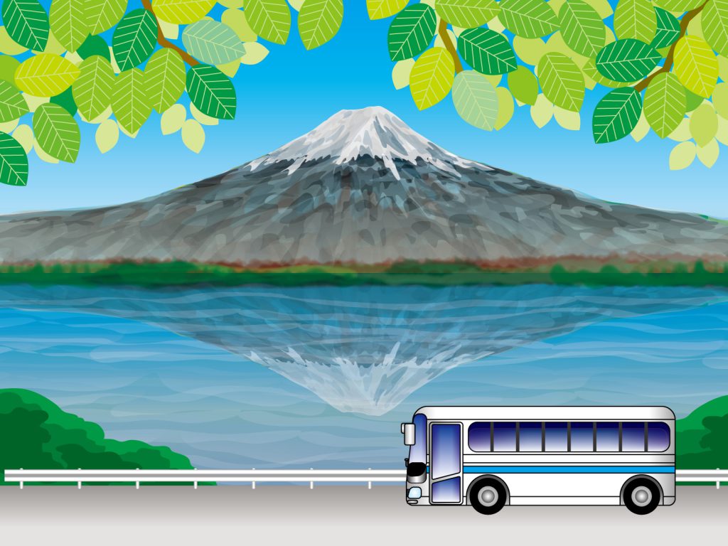 新緑の山を走るバス