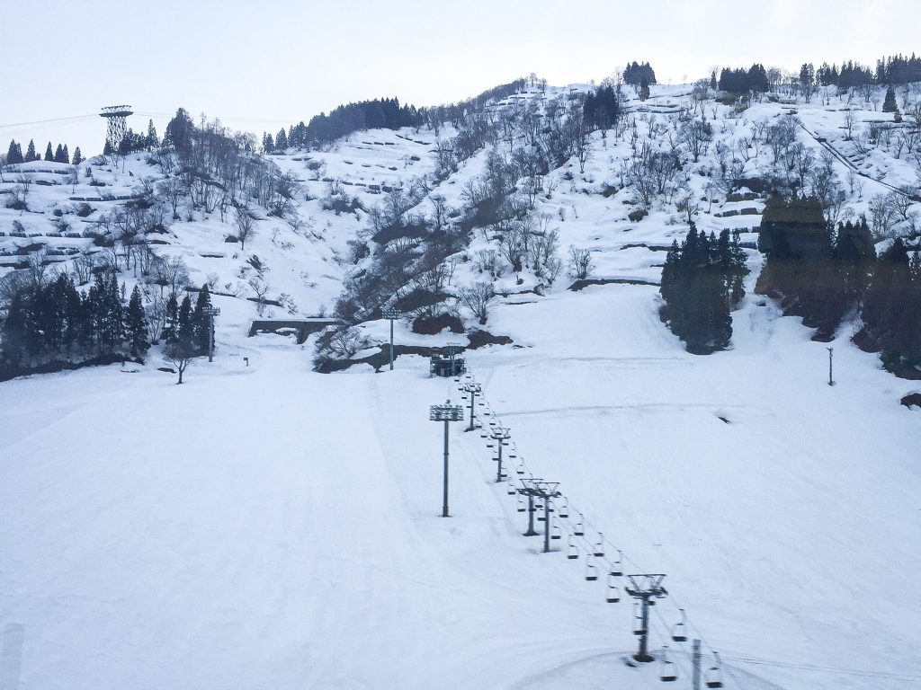 雪が積もったスキー場