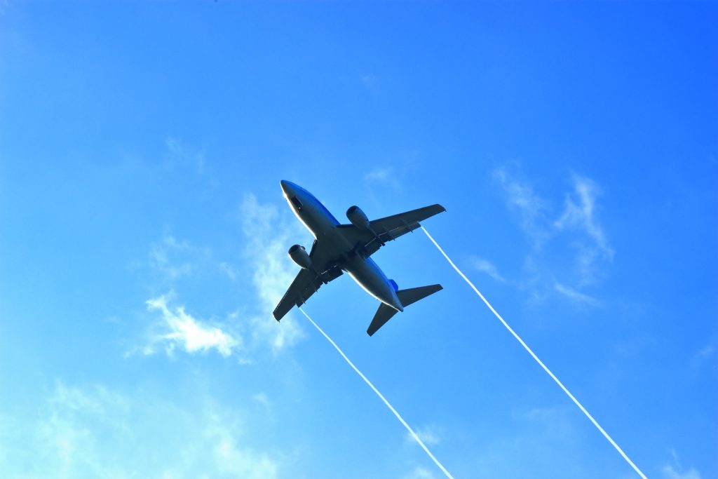 空港を飛び立った飛行機