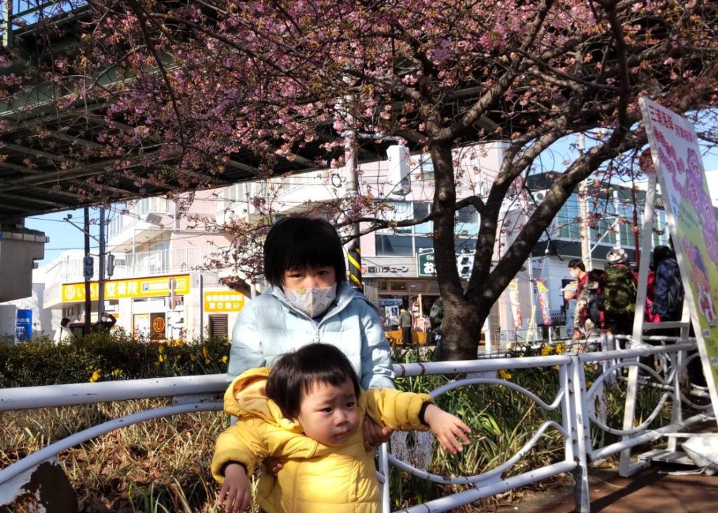 桜祭り入口の子供二人