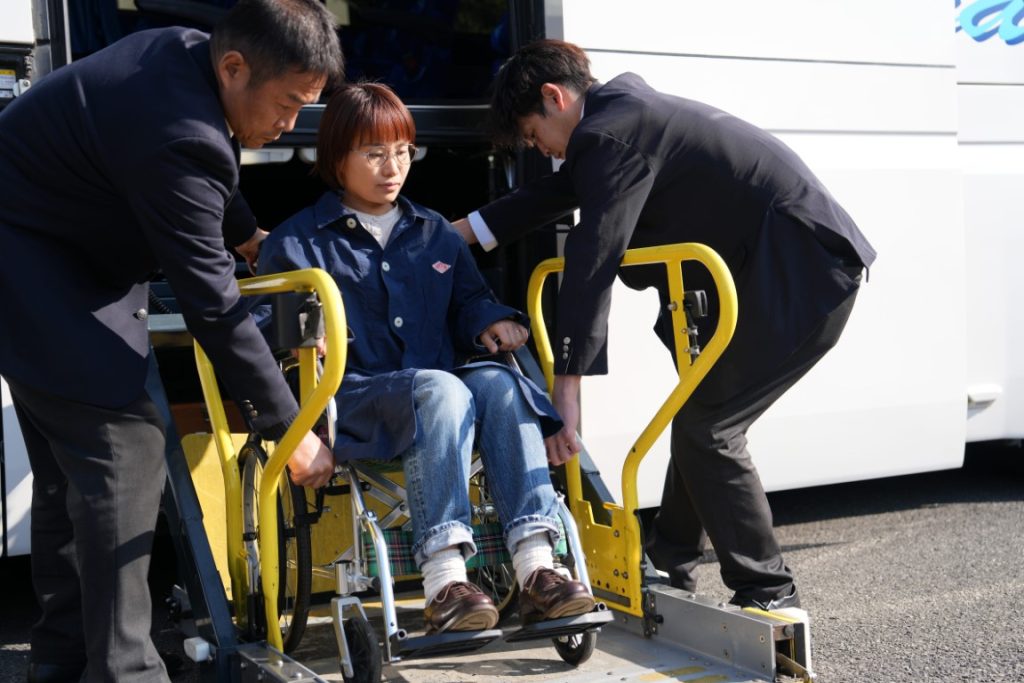 電動リフトに乗る車椅子の女性