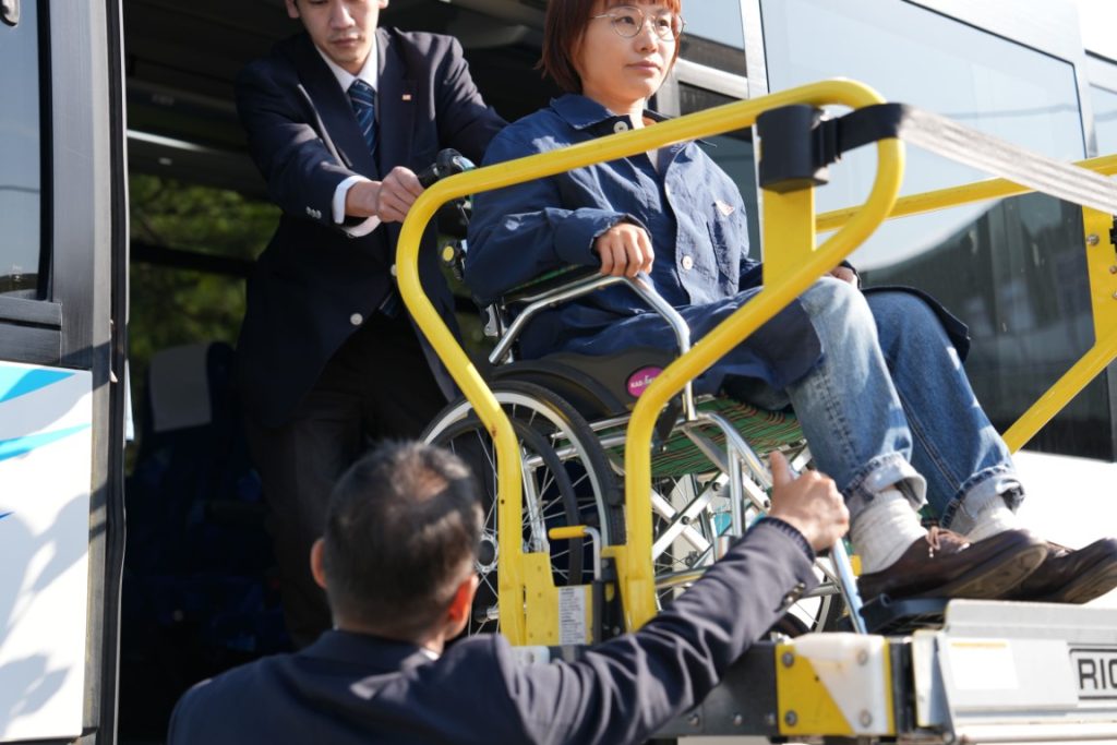 車椅子を移動する運転士
