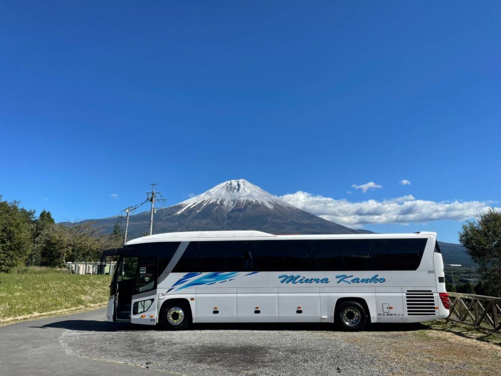 富士山の前に止まる大型バス