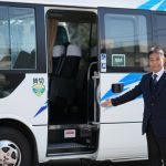 マイクロバスと運転士