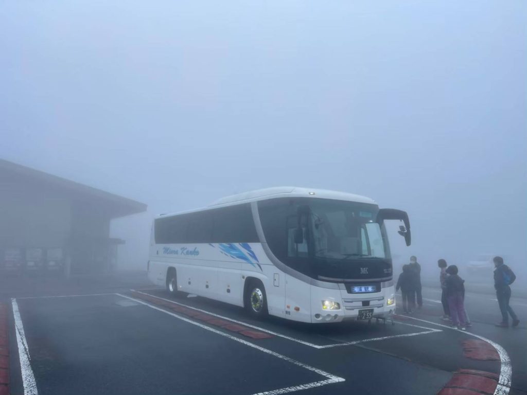 霧の中の大型バス