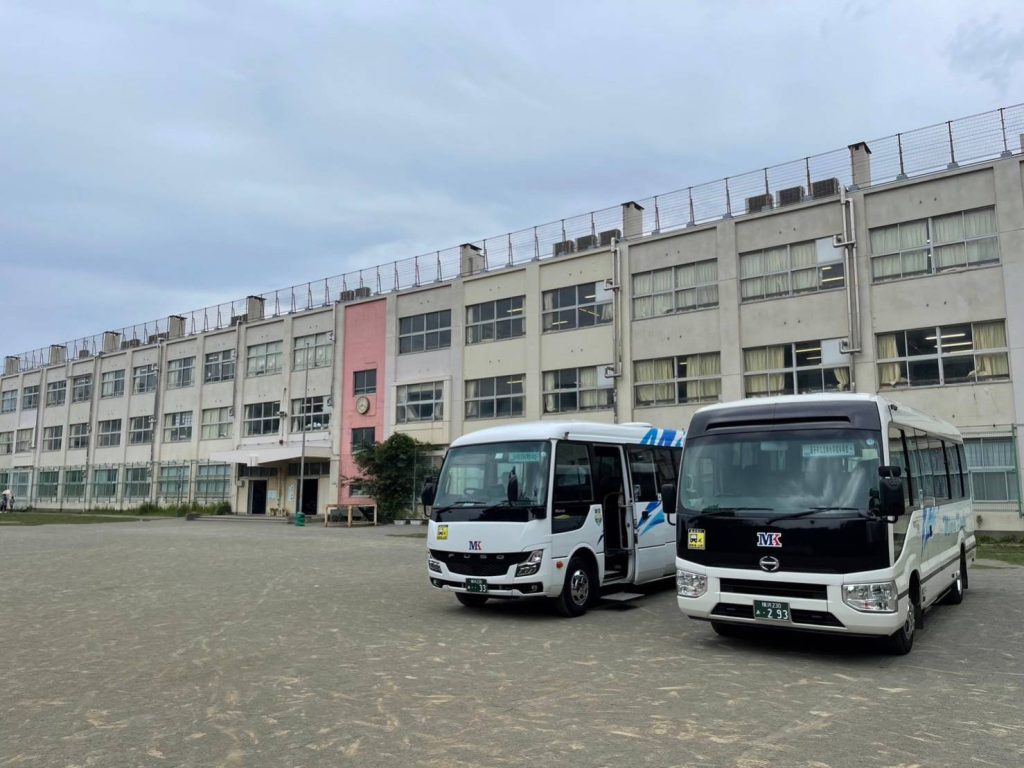 学校と大型バス