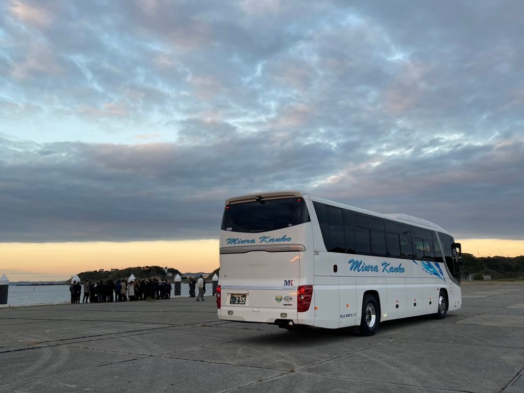 夕焼けと大型バス