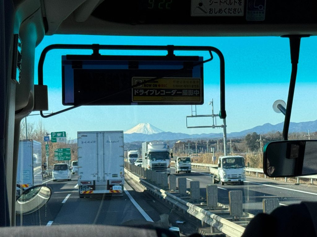 大型バス車内からの景色