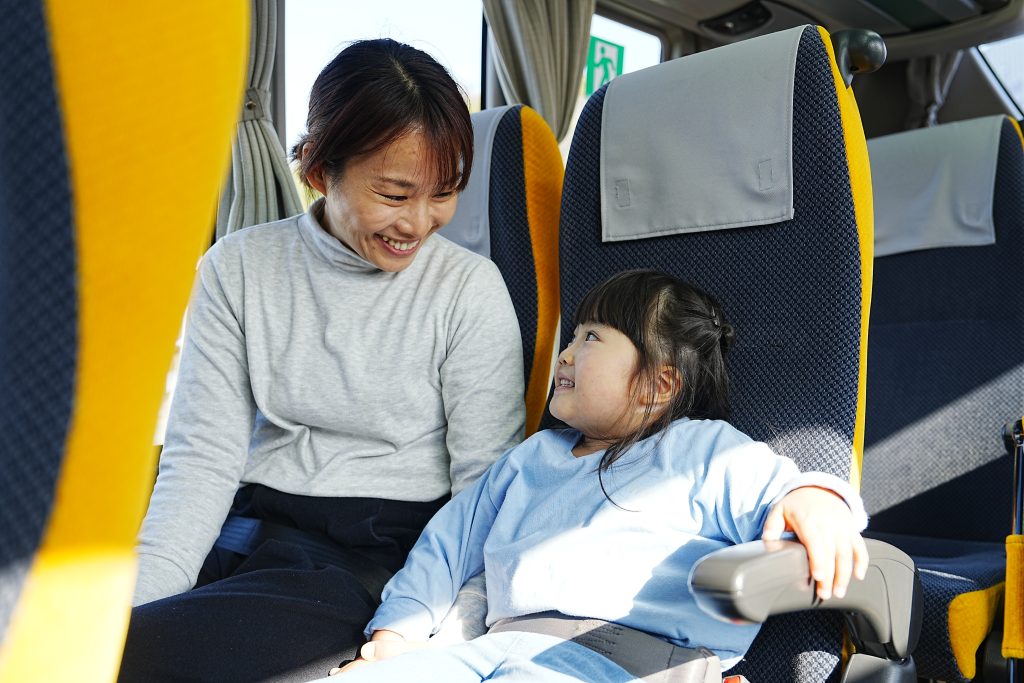 貸切バスに乗る親子