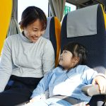 貸切バスに乗る親子