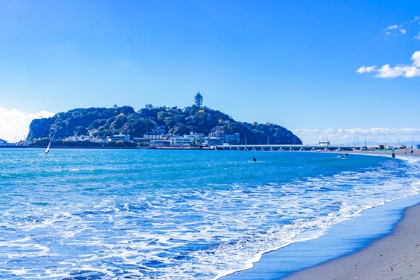 湘南の江ノ島と海岸